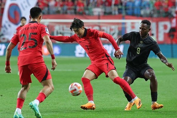 المدرب كلينسمان يفشل مجددا في تحقيق فوز للمنتخب الكوري لكرة القدم