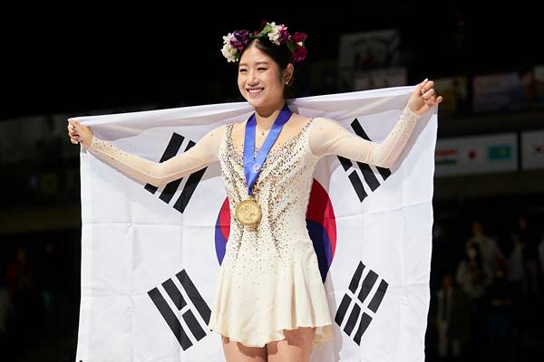 المتزلجة لي هيه إين تفوز بميدالية ذهبية في بطولة القارات الأربع للتزلج الفني على الجليد