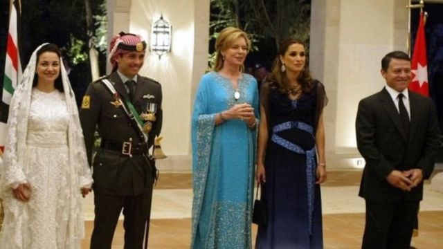 الملك عبد الله وزوجته الملكة رانيا (في أقصى اليمين) يحضران حفل زفاف الأمير حمزة والأميرة نور (يسار) . وفي الوسط الملكة نور، والدة الأمير حمزة.